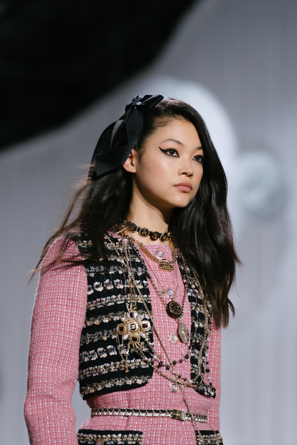 在CHANEL 2021/22 Métiers d’Art的秀場上,這款黑色的蝴蝶結髮夾多次登場。