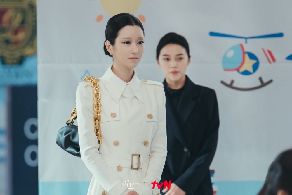 挑選俐落的版型,也是她在劇中常出現的穿搭。