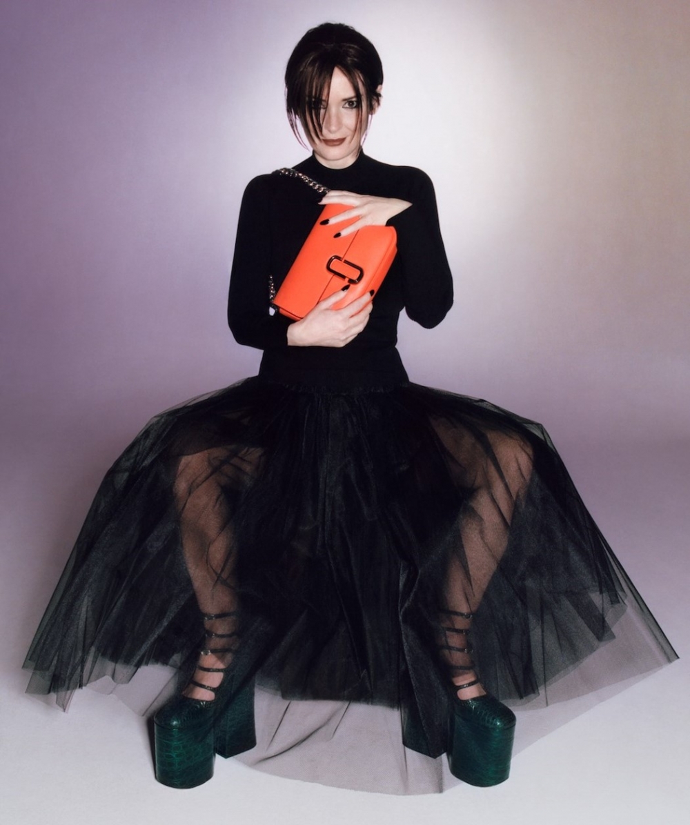 Winona Ryder穿著龐克前衛的複古黑色薄紗禮服。