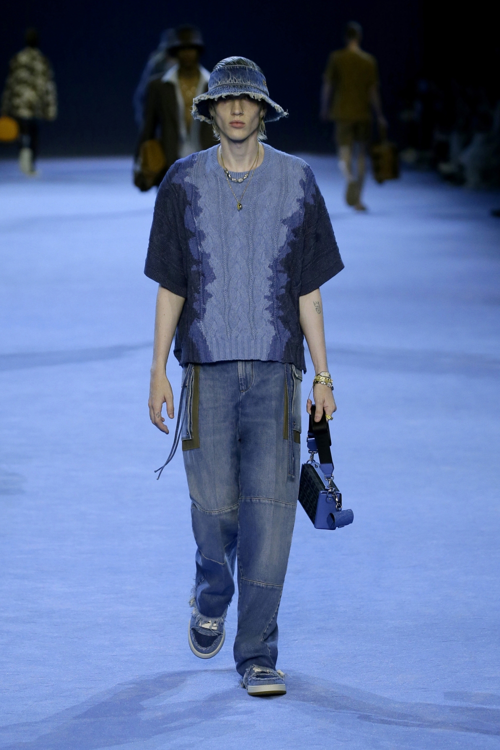 還有帶來Totally Denim的時尚穿搭。