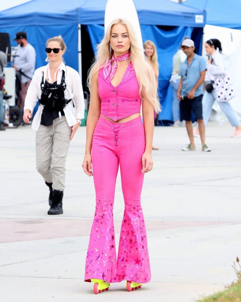 相當受到關注的電影《Barbie》近日流出片場照。