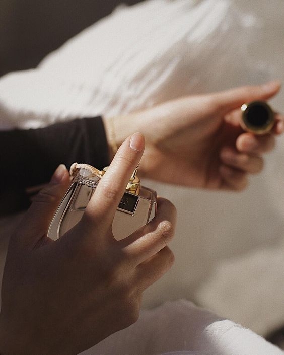 手腕是最常噴香水的位置，不過使用後切忌摩擦。