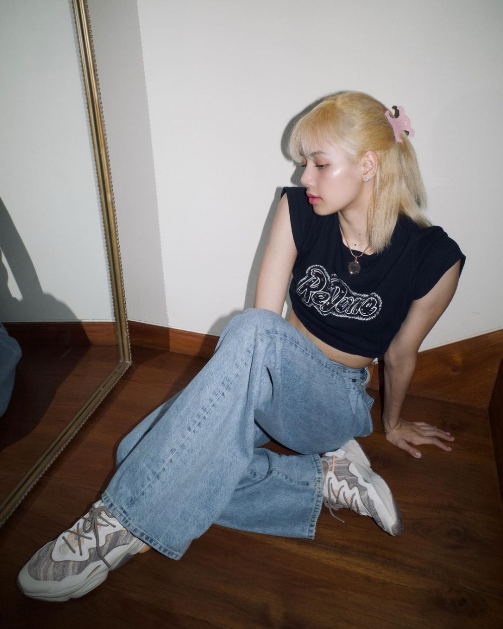 BLACKPINK Lisa親自示範CELINE髮夾。