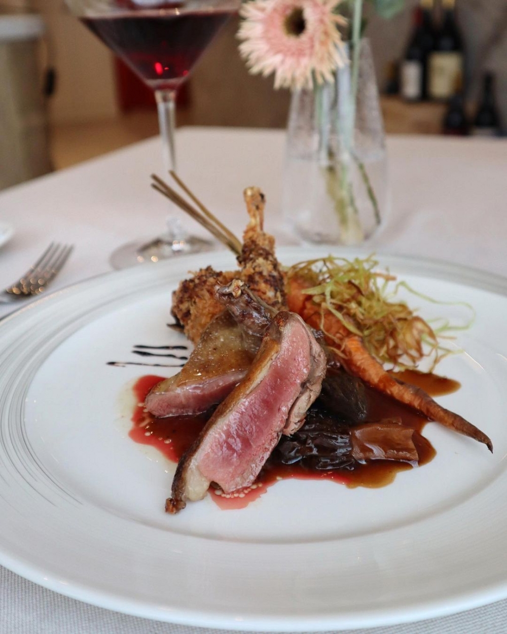 煎鴿胸及炸鴿腿配羊肚菌汁的主菜。