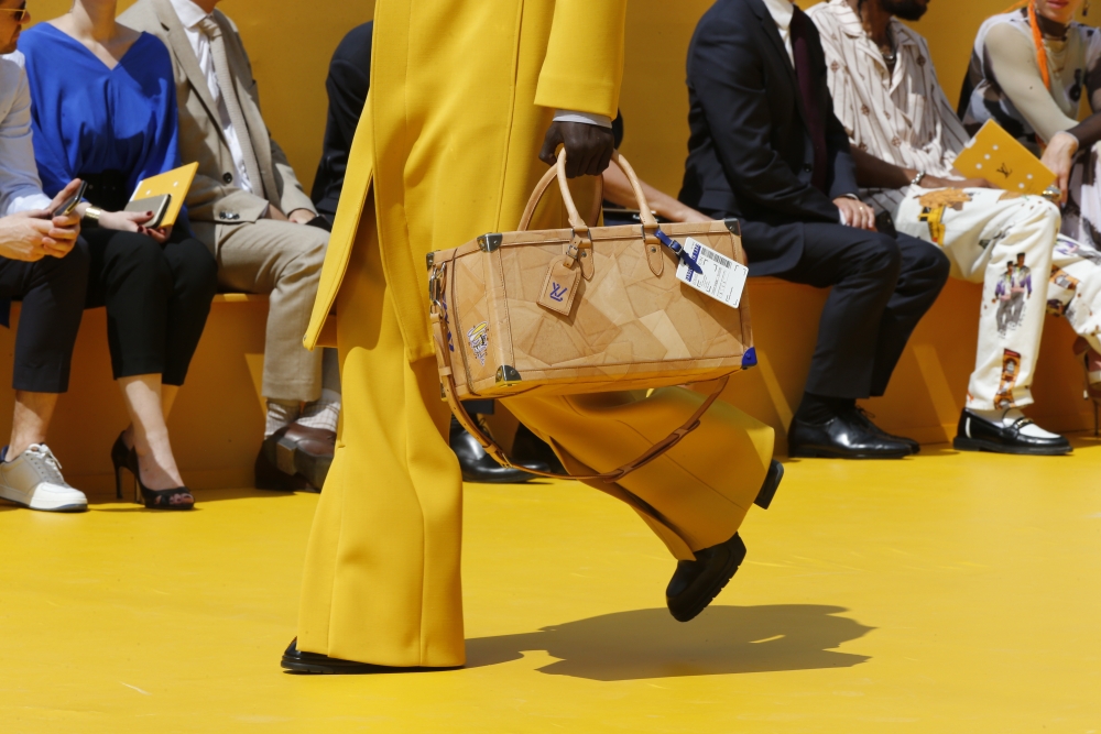 行李箱以橫向設計。