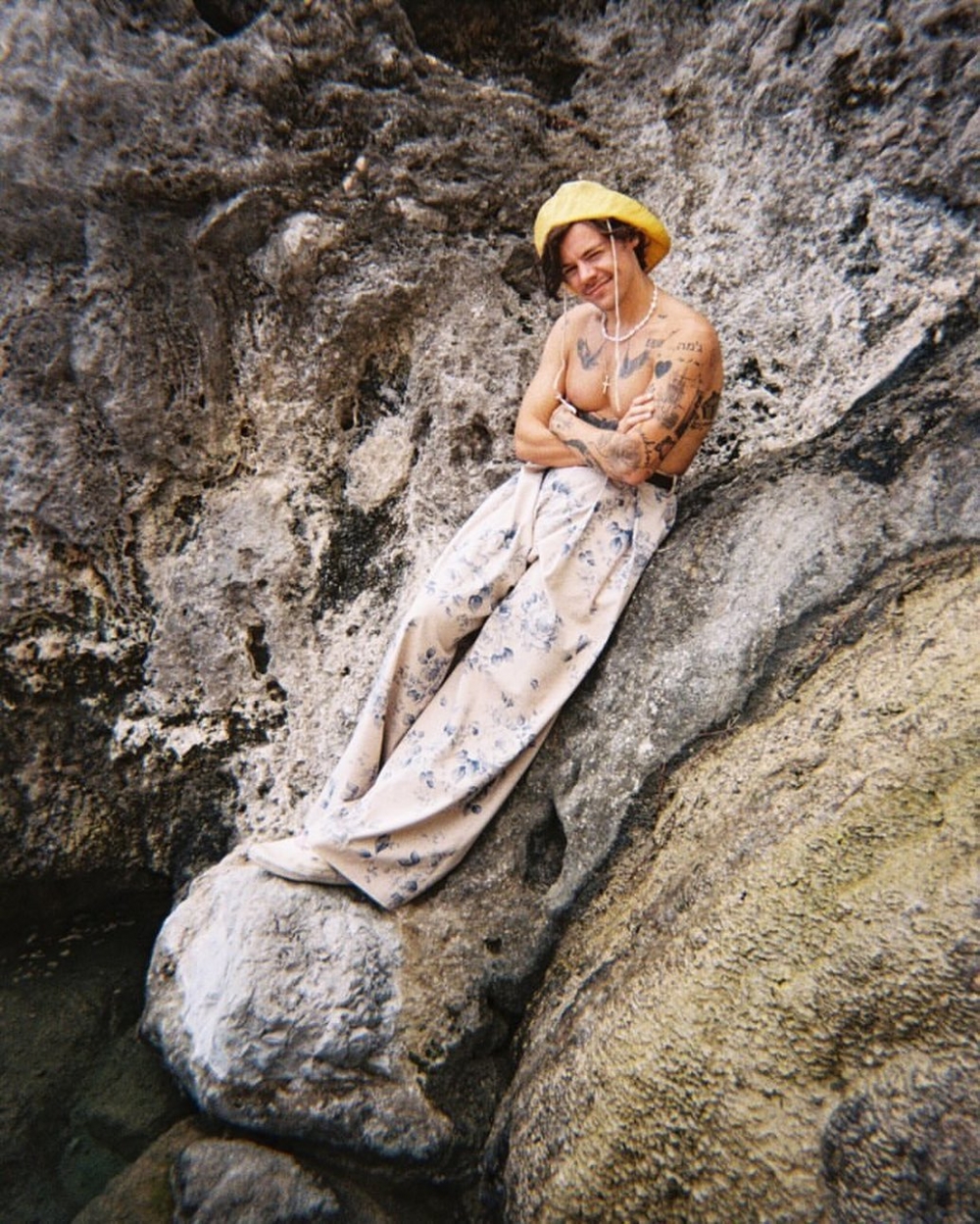 Harry Styles《Golden》MV裡穿上S.S.DALEY褲子。