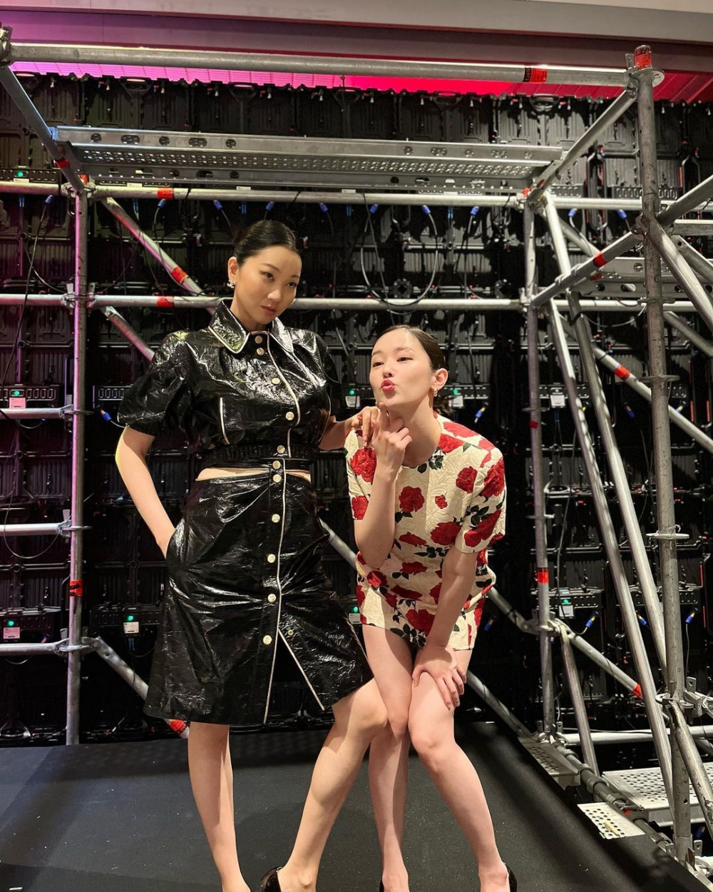 她與劇中飾演Nairobi的女演員張允柱留下許多合影。