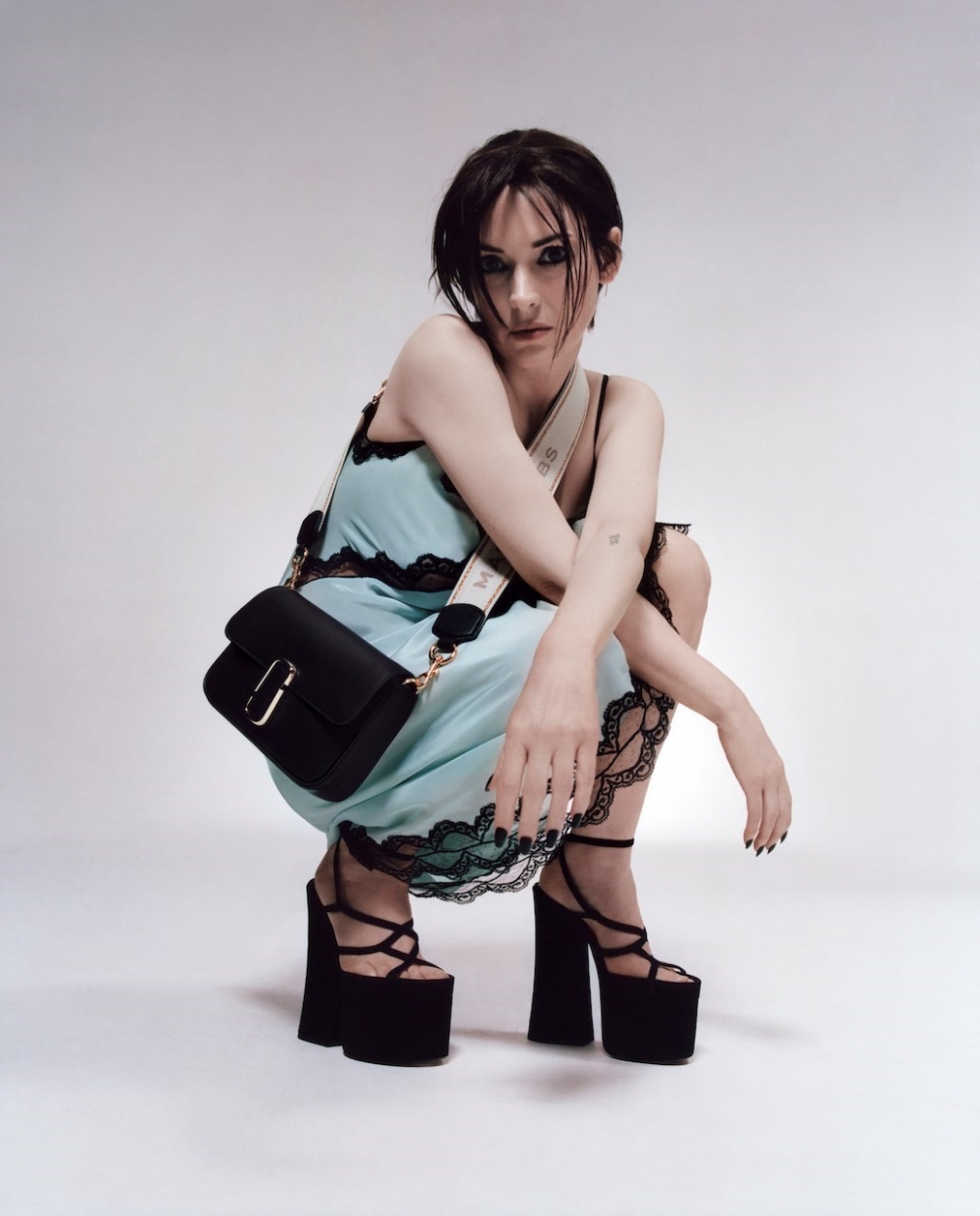 Winona Ryder穿上強烈又浮誇的後底靴。