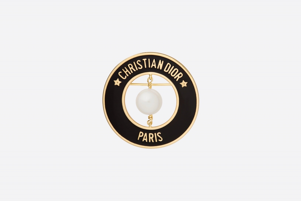Dior Symbol Brooch具有現代流線型。