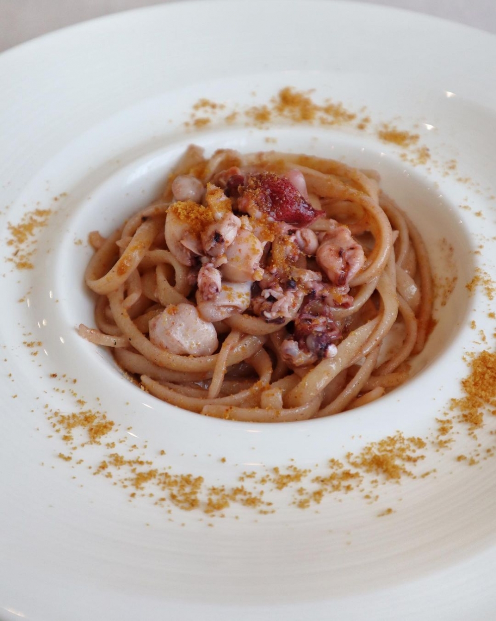 地中海小魷魚和鯔魚子扁麵條。