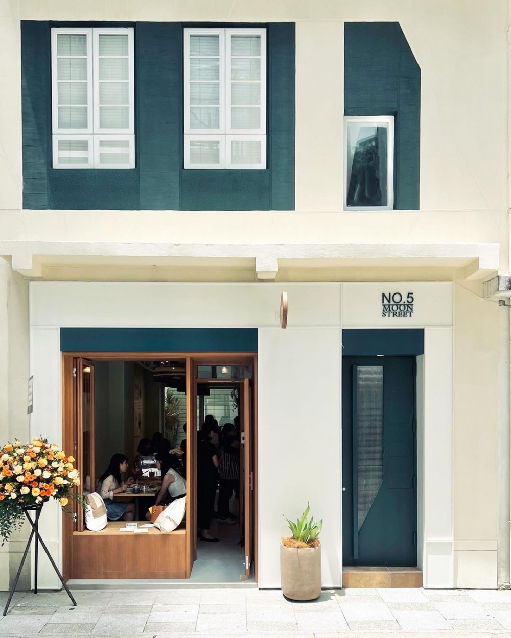 店門口以典雅的藍色搭配上米白色。