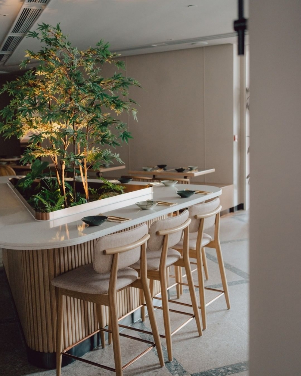 檯座位區以木質高腳椅營造舒適的氛圍。