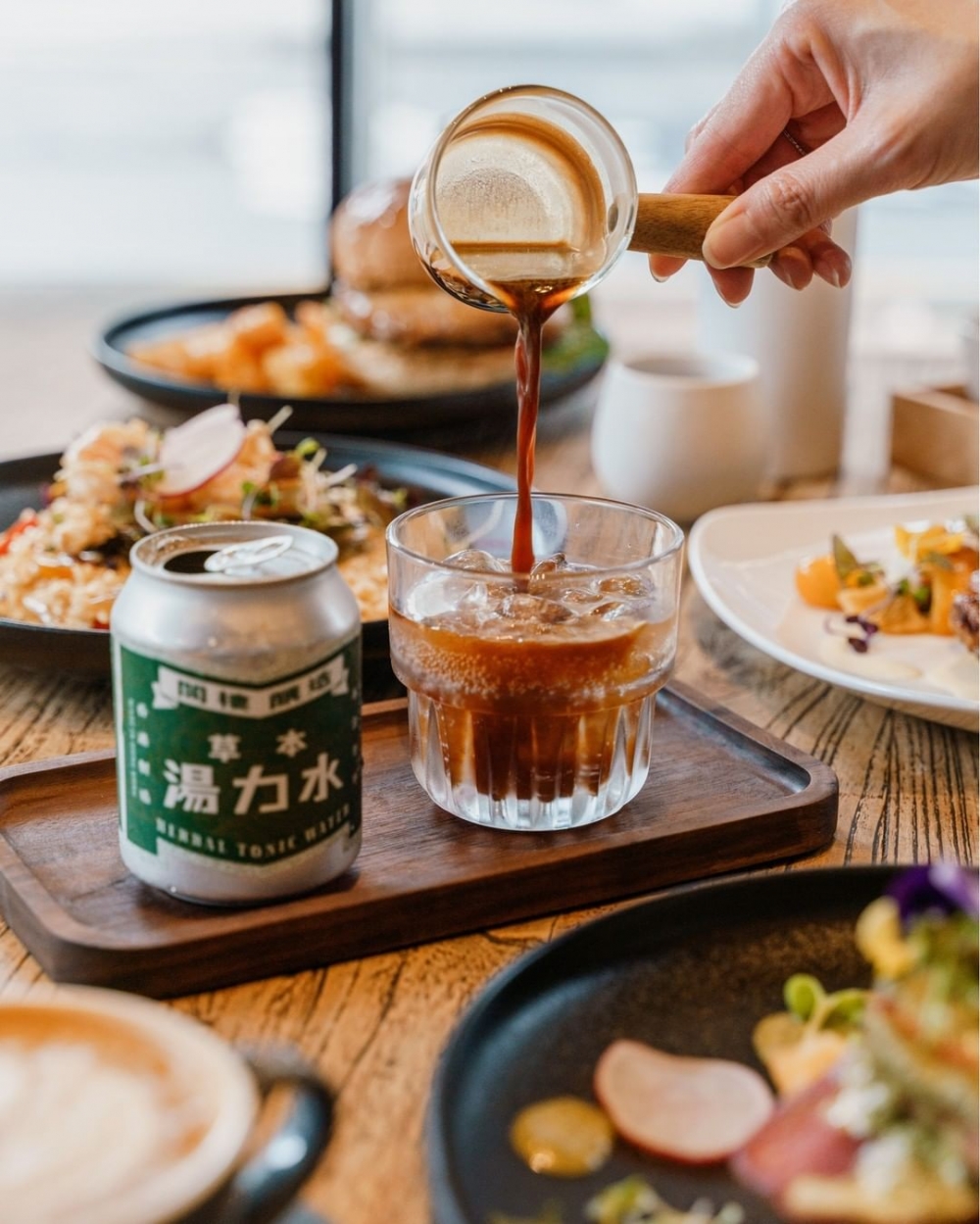 以香港本地的閣樓釀造,製造的湯力水的Espresso Tonic。