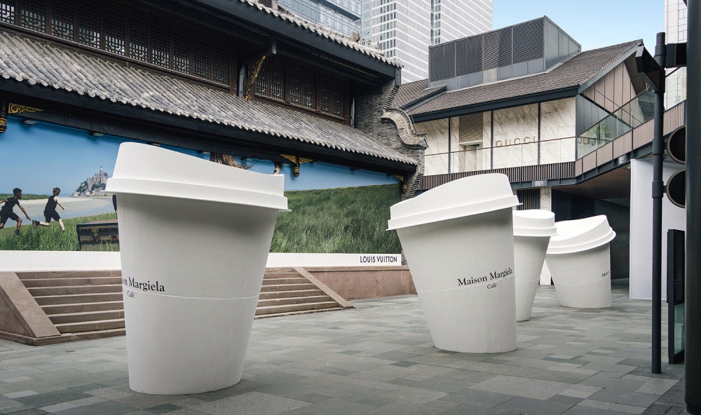 Maison Margiela外帶咖啡杯徹底放大佇立著。