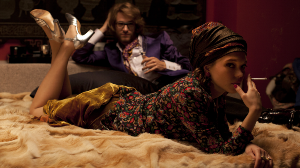 她也曾在《Saint Laurent》演出 Loulou de la Falaise。