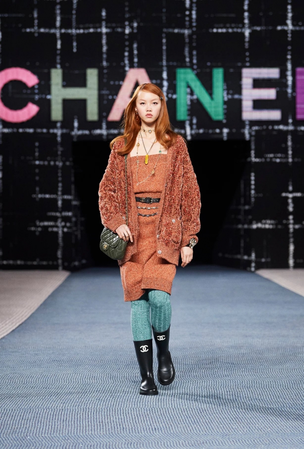 CHANEL FW2022/23秀場上出現了許多時髦的雨靴。