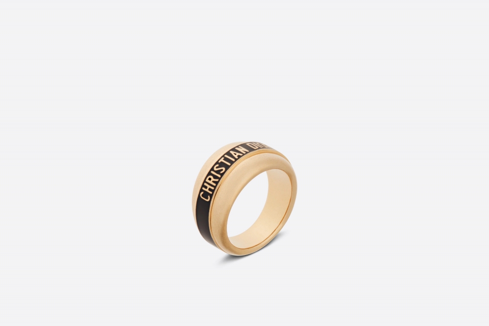 Dior Code Ring寬圓的輪廓。