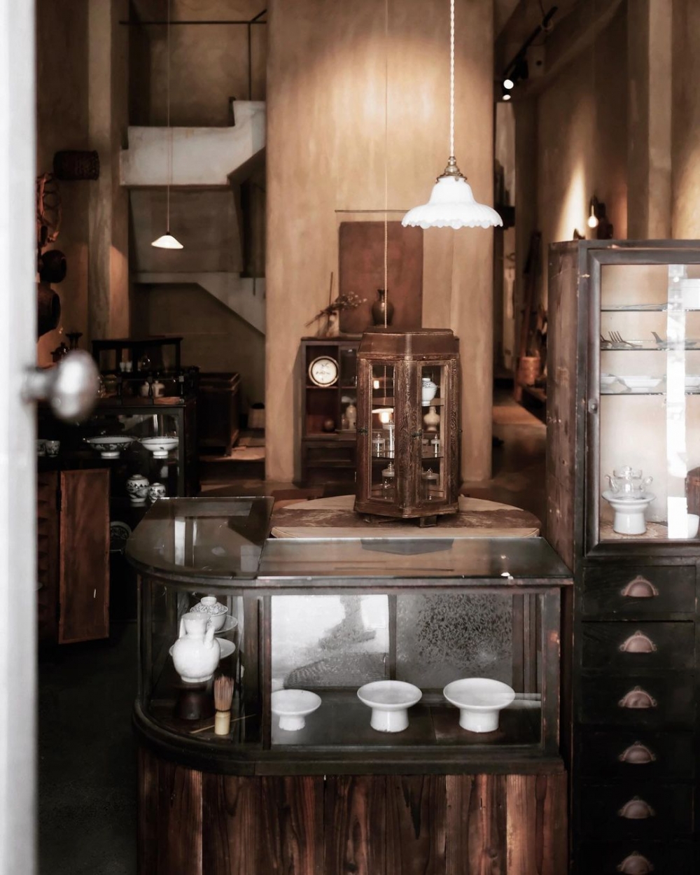 空間中擺設著滿滿的精緻器皿。