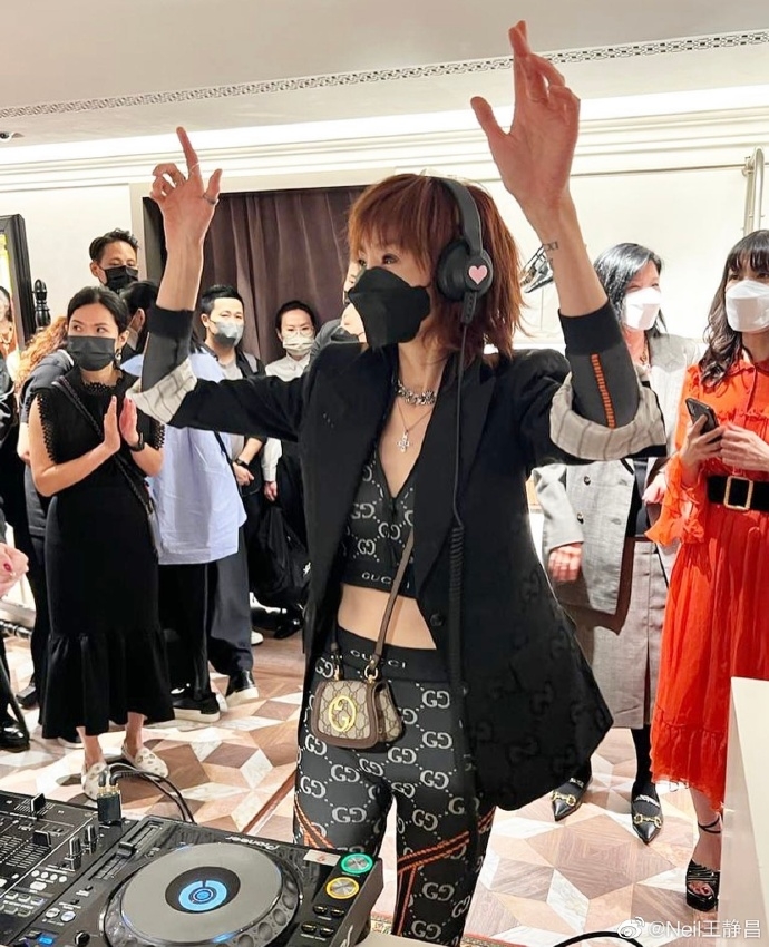 在現場她化身DJ讓炒熱現場的氣氛。