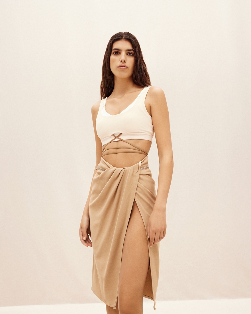 包裹式的鬆緊腰部束帶的雙層運動內衣。