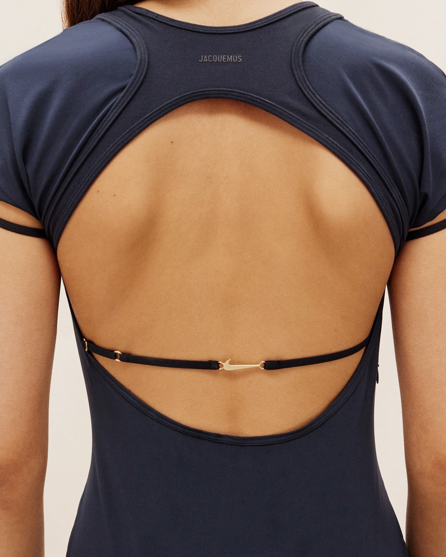 性感的開放挖空設計搭迷你Swoosh。