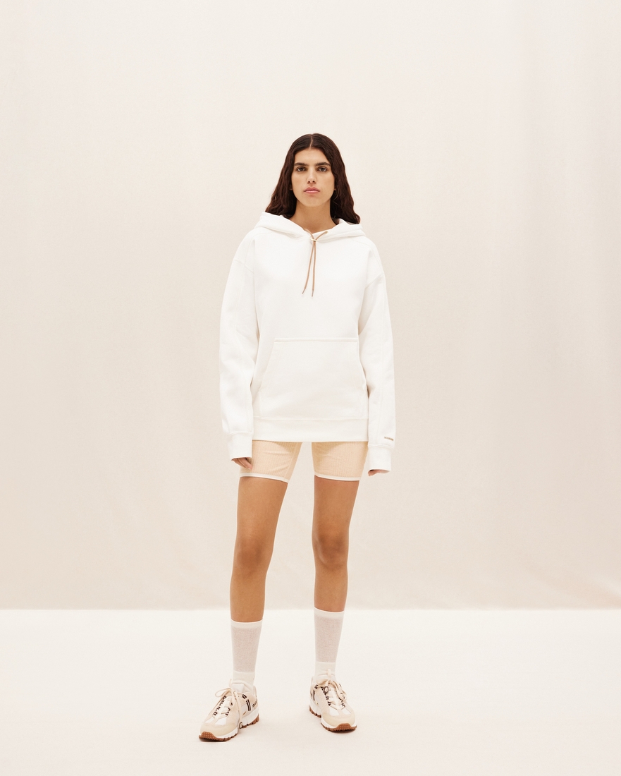 男女都可以駕馭的寬鬆連帽衫。