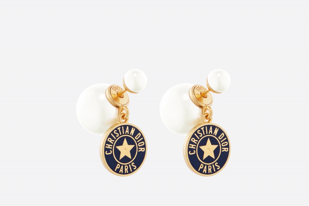 Dior Tribales Earrings搭配白色樹脂。