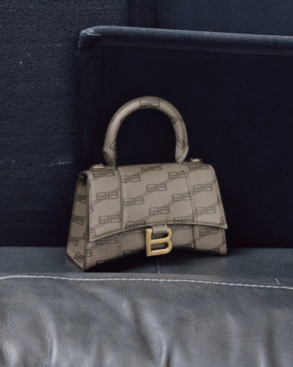 Hourglass Small Handbag廣告形象照。