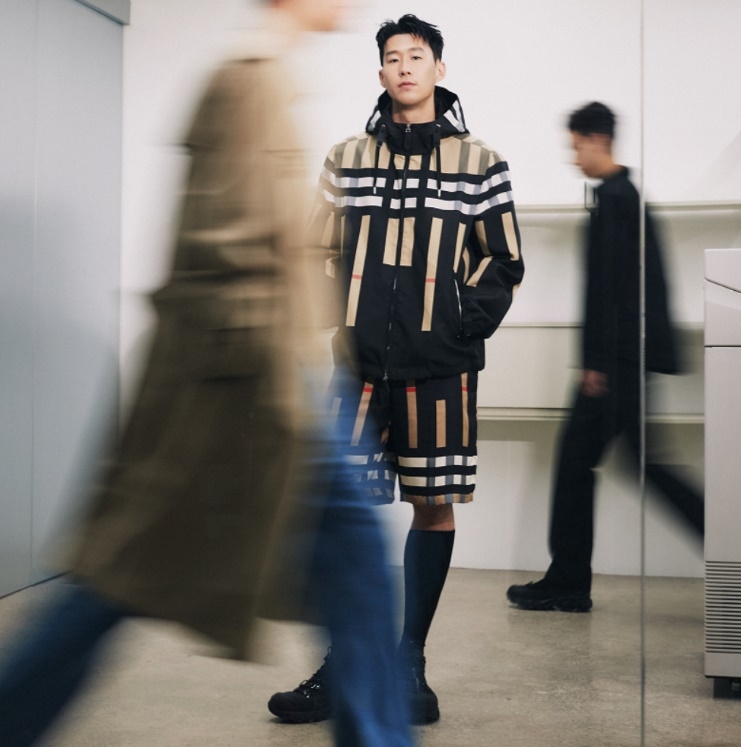 這次他加入們Burberry的品牌大使的行列。