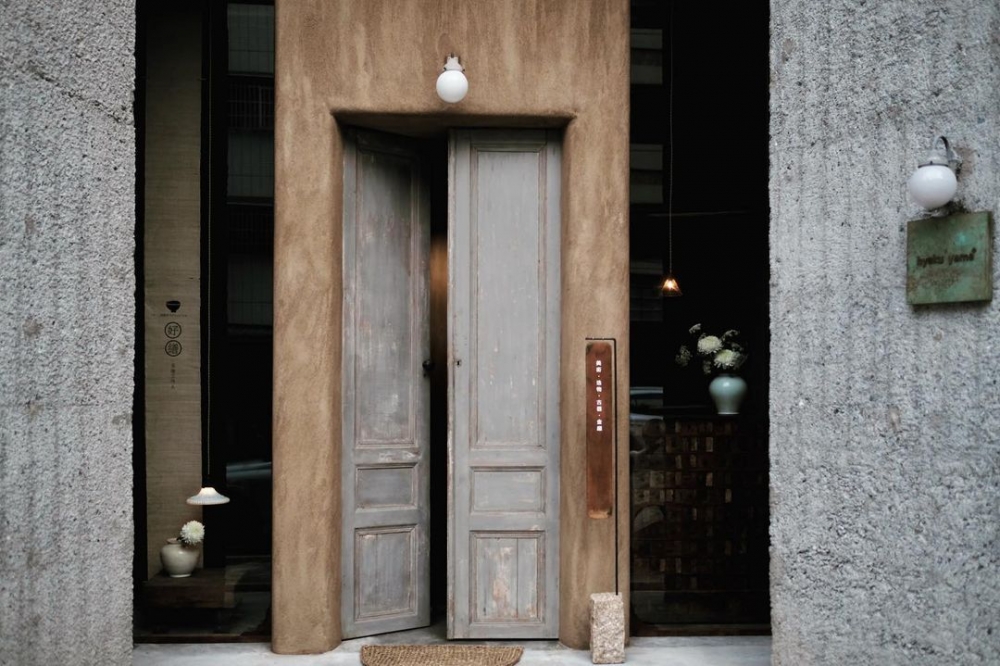 推開大門後，讓你不步入質感空間。