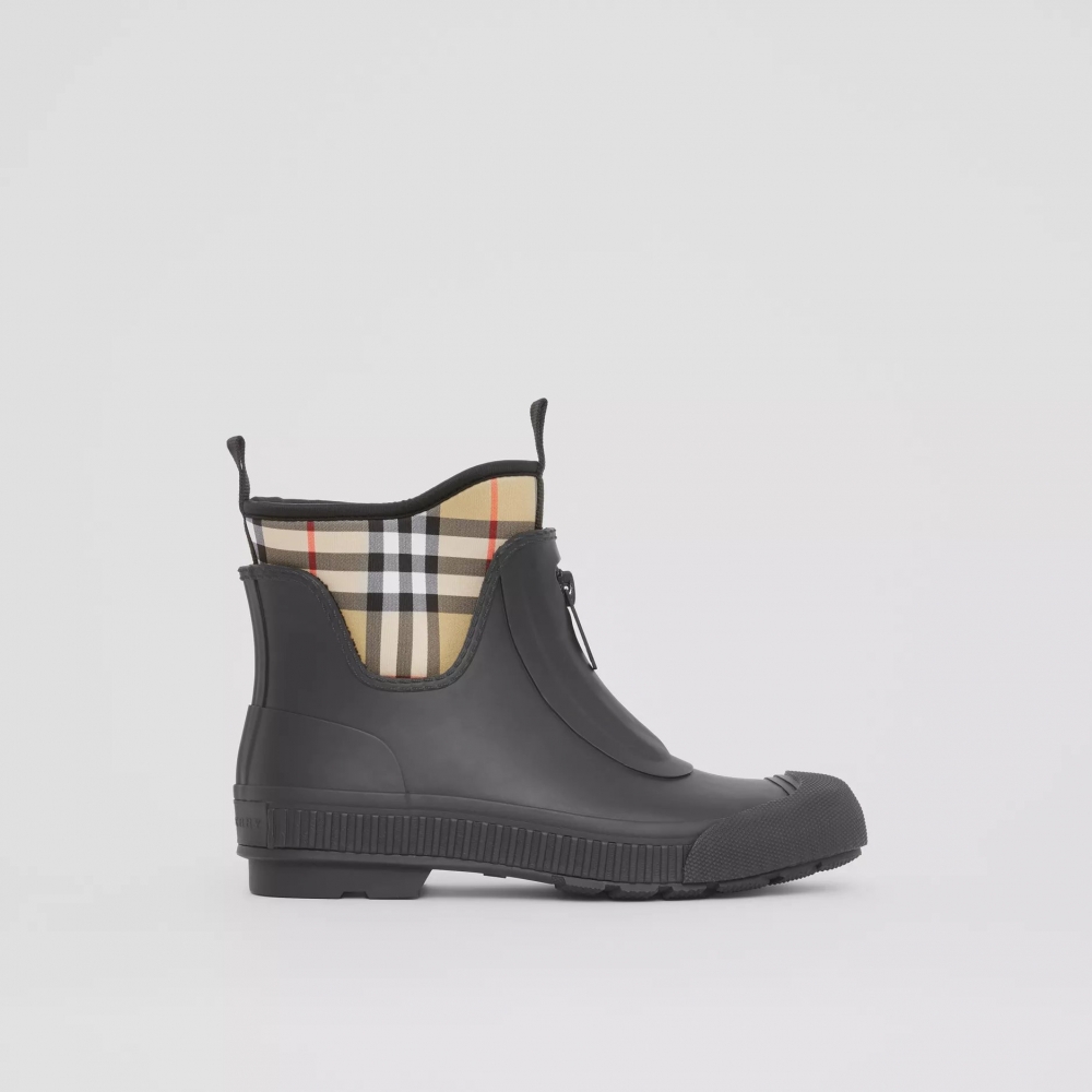 又或是經典且百搭的Vintage Check Neoprene and Rubber Rain Boots。
