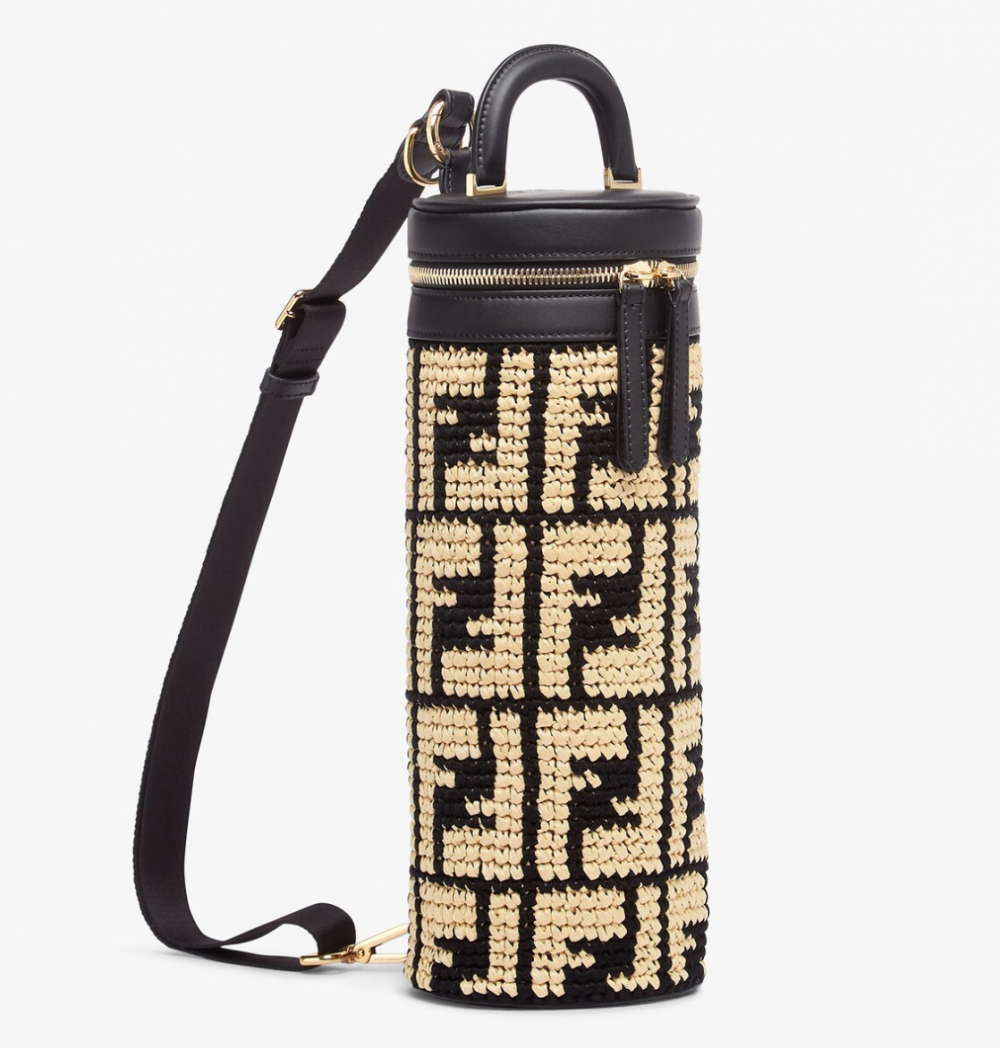 出門郊遊時，當然也會需要一款時髦水壺袋。