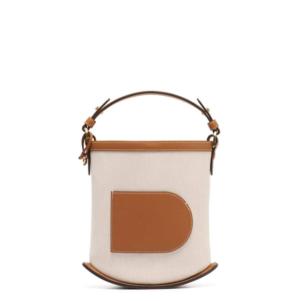 亞麻色的帆布材質，讓它更有夏日的氛圍。