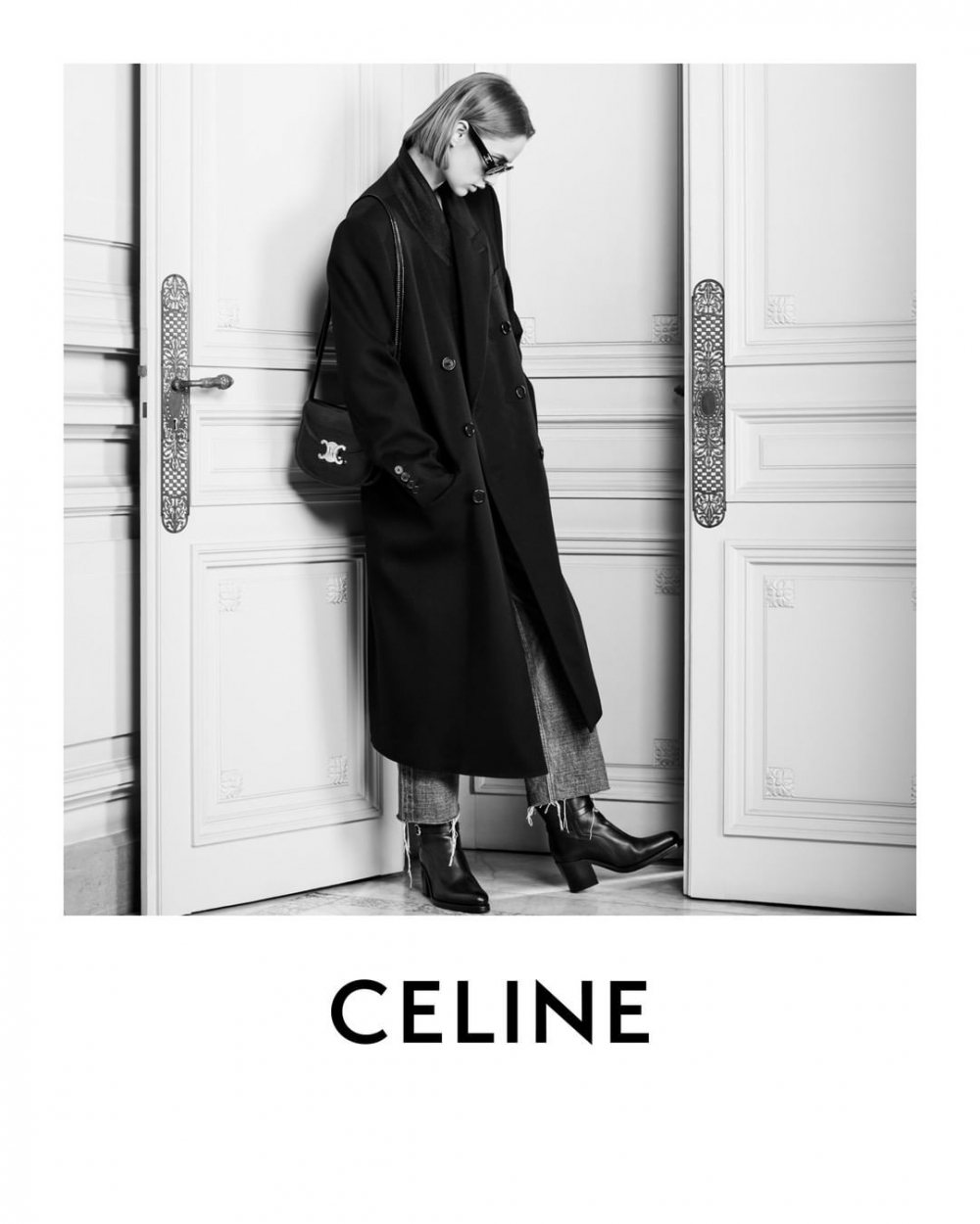 CELINE Besace Triomphe 2022秋冬版本形象照。