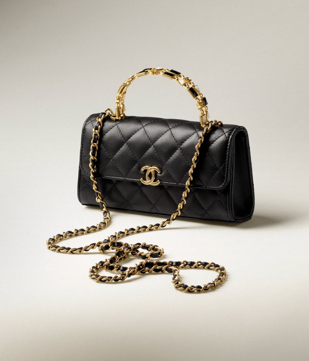 換上華麗的手提把，這款CHANEL Flap Phone Holder with Chain十分別緻。