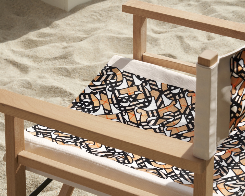 椅子坐墊由全新的夏日印花標誌點綴而成。