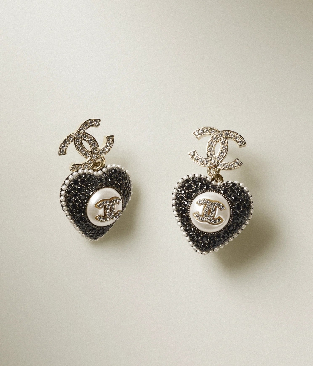 CHANEL Earrings：飽滿的愛心輪廓。