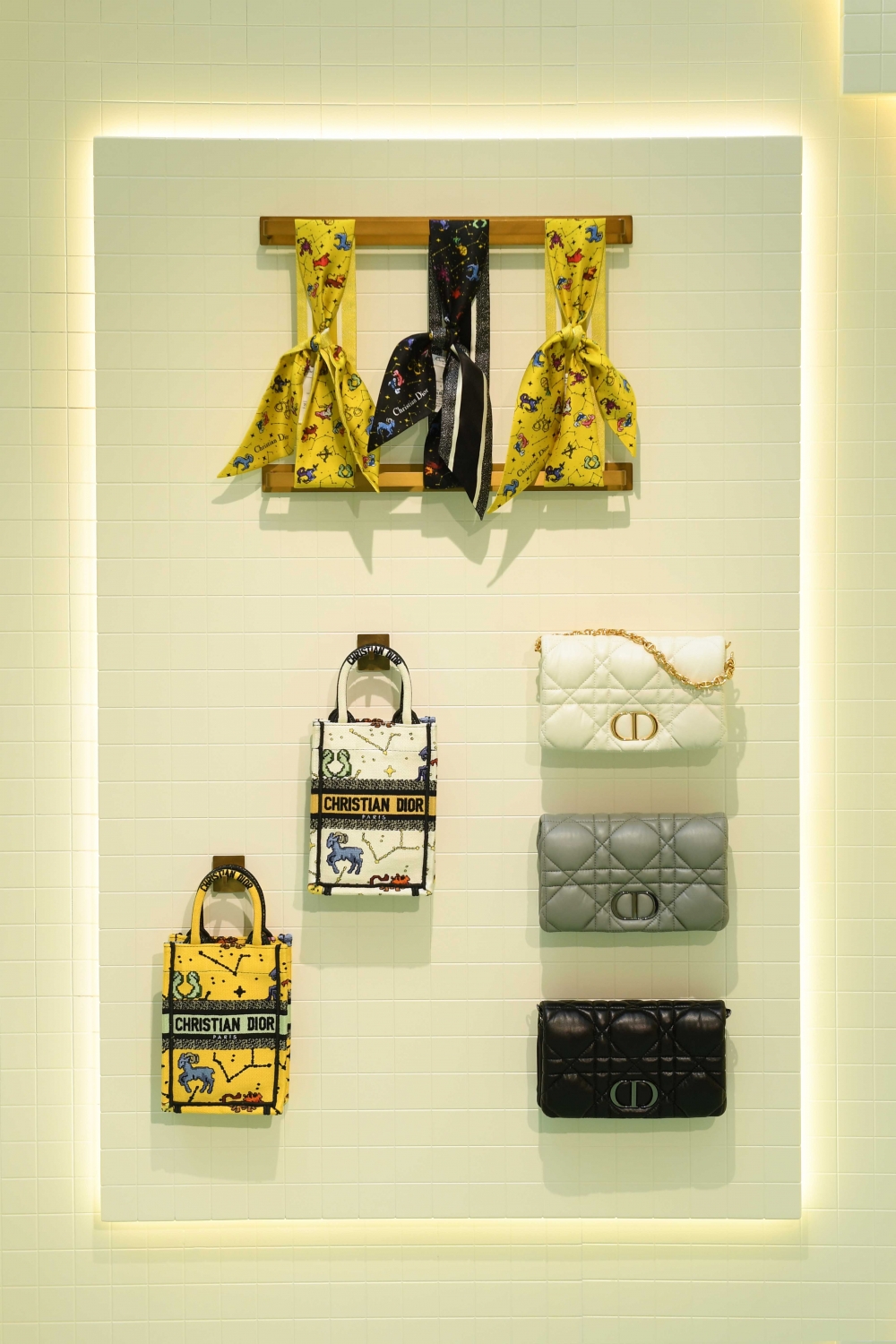 手袋展示於Lucky Dior期間限定店空間內。