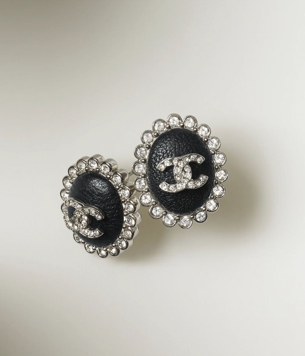 CHANEL Earrings：皮革搭配水鑽。