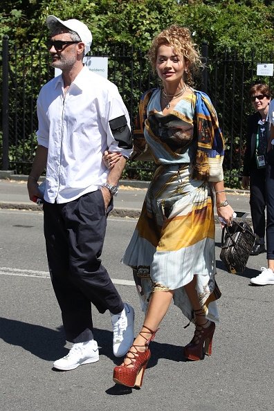 Rita Ora搭配Vivienne Westwood高跟鞋及Miu Miu手提包。