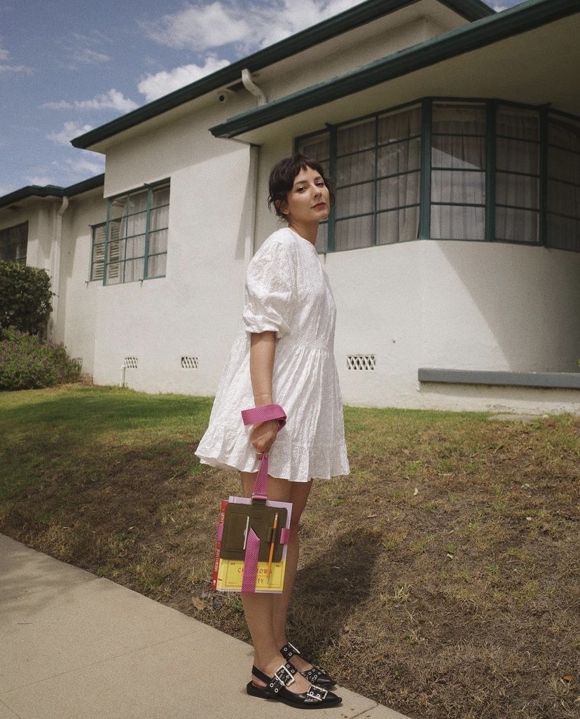 白色碎花洋裝搭配尖頭的芭蕾舞鞋。