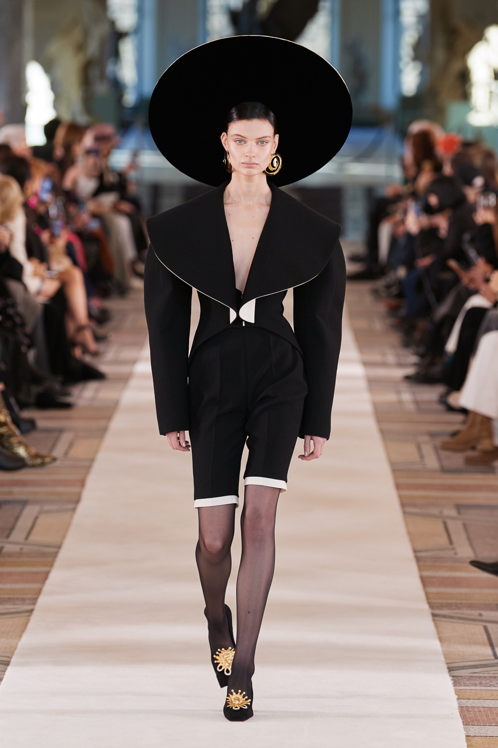 這套服裝是在Schiaparelli Haute Couture Spring Summer 2022時登場的單品。