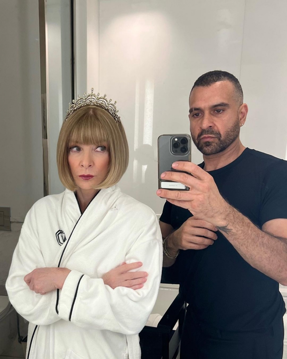 Anna Wintour與髮型師Andreas Anastasis合照。