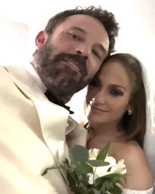 兩人在家人與孩子的見證下完成婚禮。