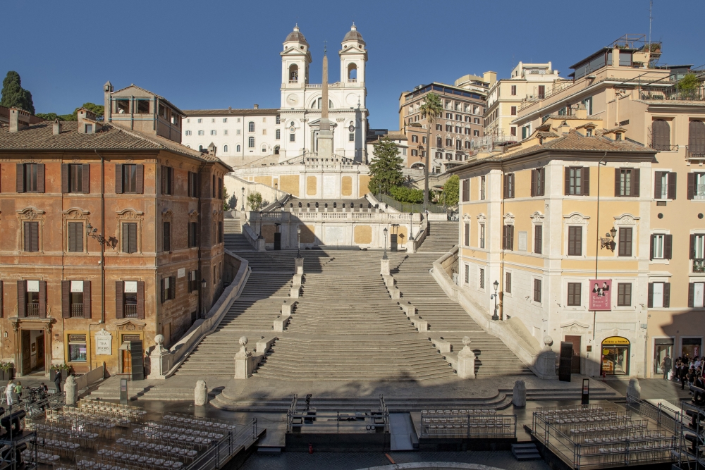 這次Valentino為我們將秀場搬到了絕美的羅馬西班牙階梯。