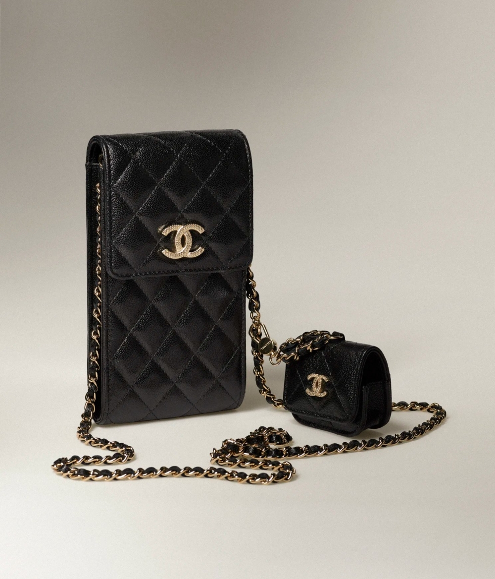 又或是能夠裝入手機與耳機的搭配。