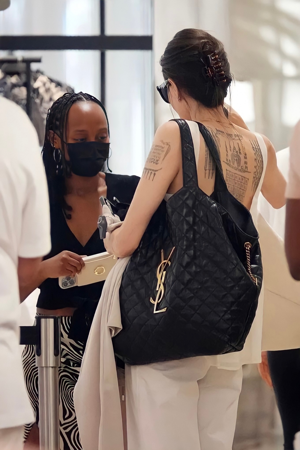 Angelina Jolie與女兒到羅馬的Zara商店購物。