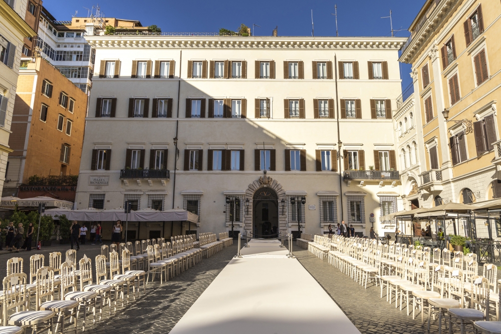 秀台一直延伸到位於Piazza Mignanelli廣場的高訂工坊。