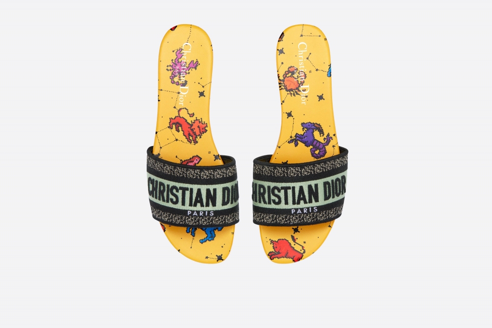 Dway拖鞋綴以全新Dior Pixel Zodiac主題圖案。