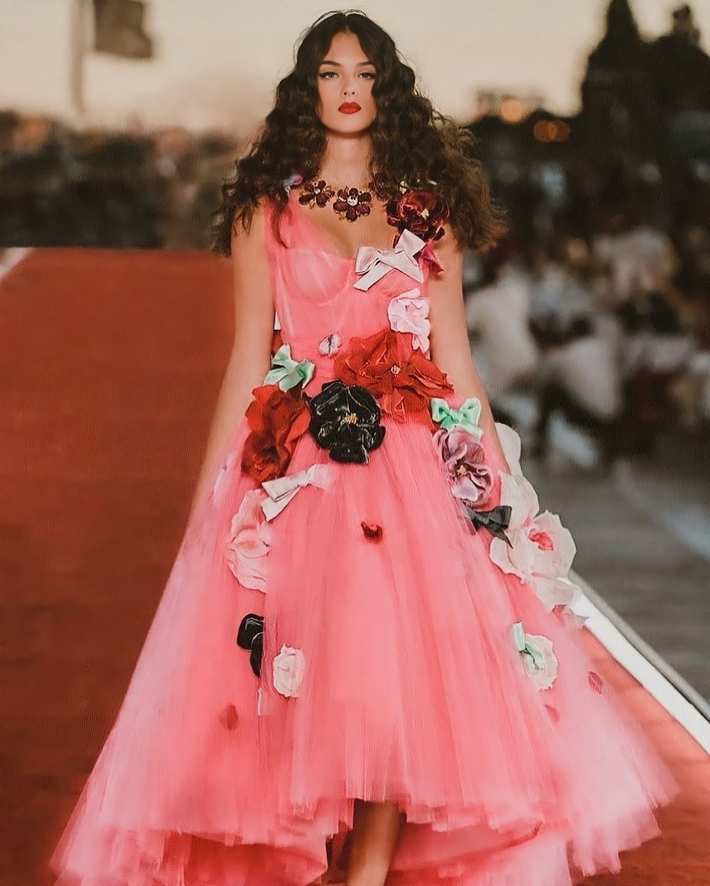 她更曾為品牌Dolce & Gabbana走時裝秀。